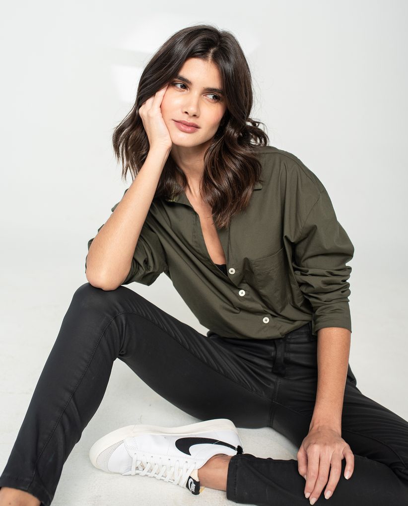 Camisa con bolsillo de parche para mujer