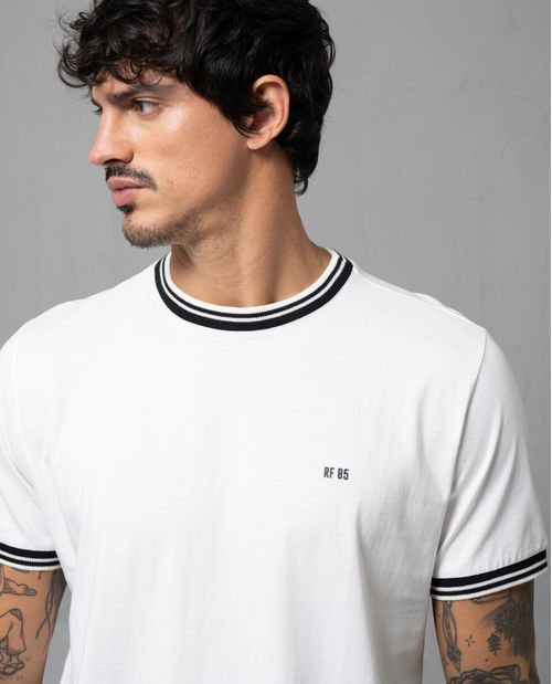 Camiseta con cuello y puños en contraste para hombre
