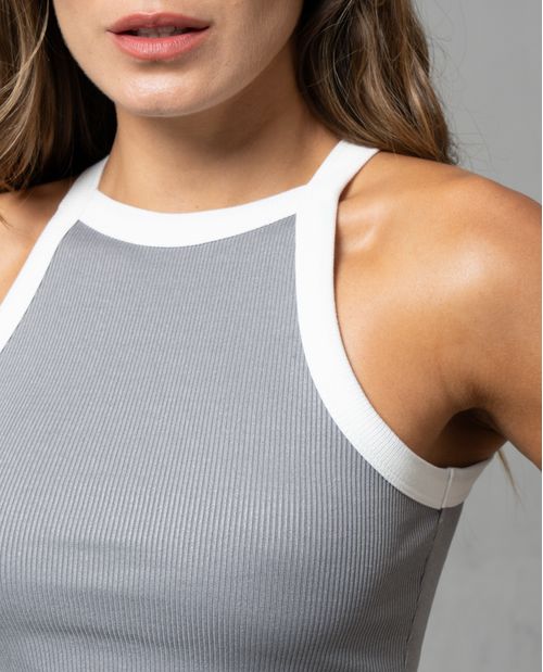 Camiseta crop tipo halter con sesgos al contraste para mujer