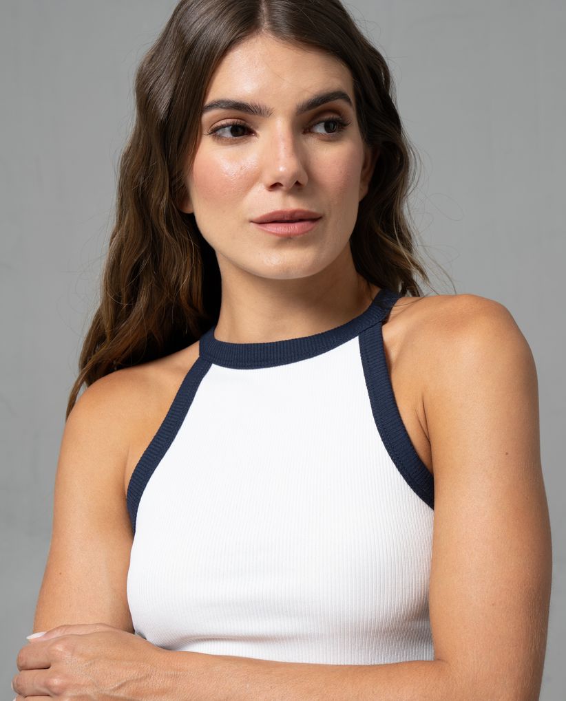 Camiseta crop tipo halter con sesgos al contraste para mujer