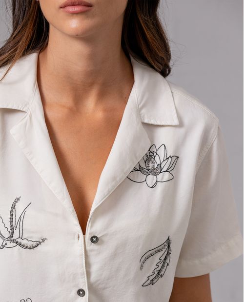 Camisa con detalles bordados para mujer