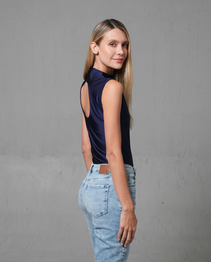 Camiseta ajustada con escote en espalda para mujer