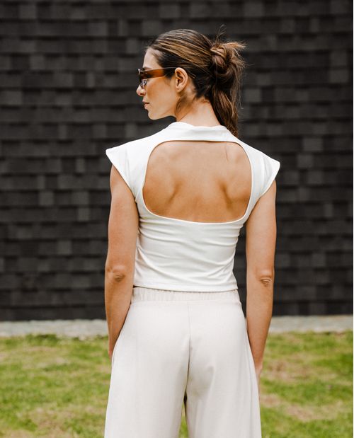 Camiseta ajustada con escote en espalda para mujer