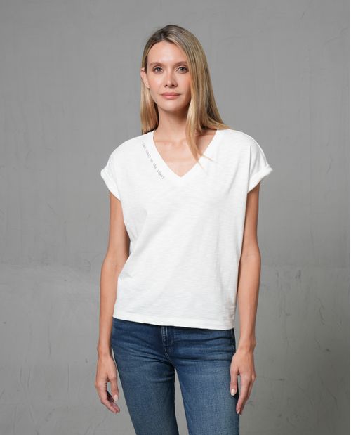 Camiseta cuello en v con bordado para mujer