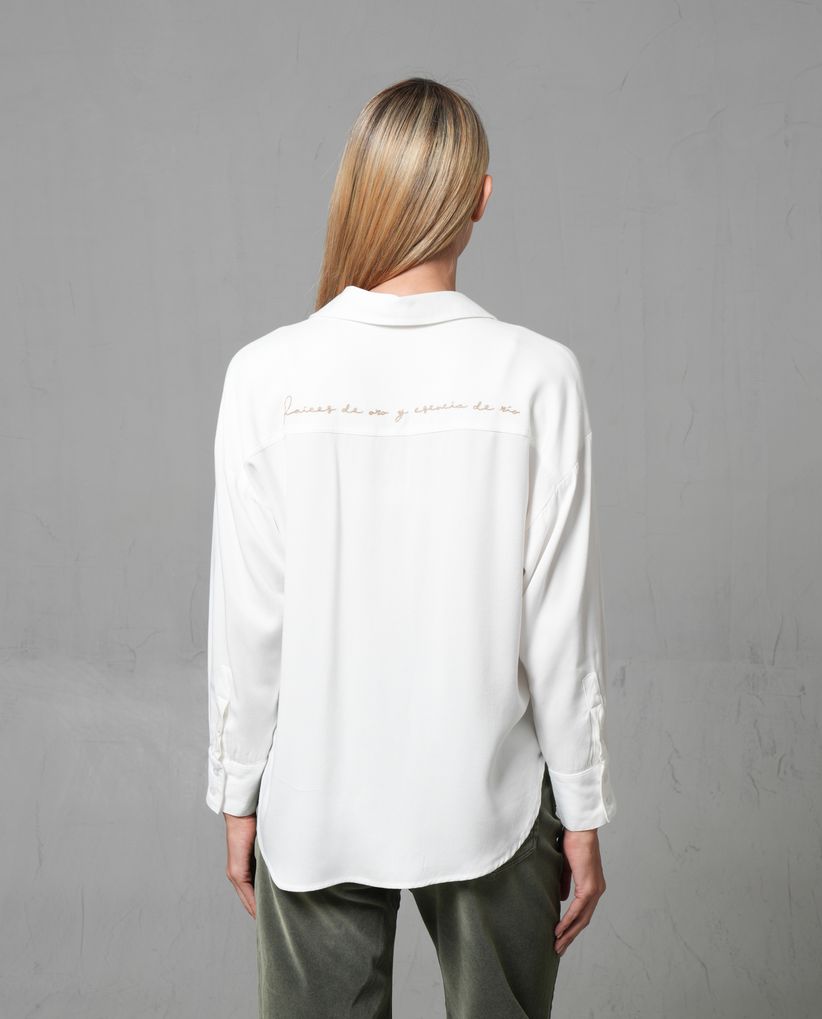 Camisa manga larga con bordado en espalda para mujer