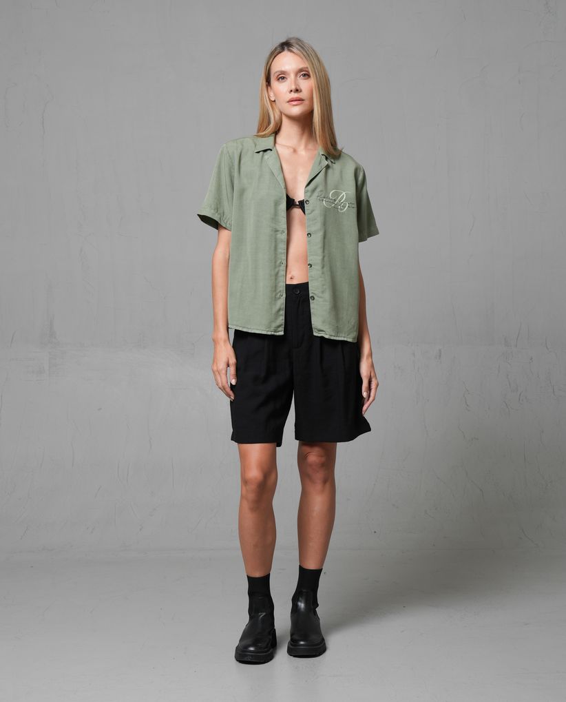 Bermuda liviana con prenses para mujer