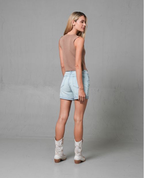 Short de tono claro con rotos para mujer