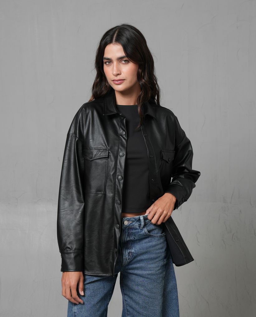 Camisa efecto cuero con bolsillos en frente para mujer