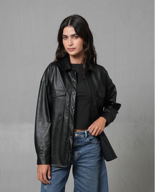 Camisa efecto cuero con bolsillos en frente para mujer