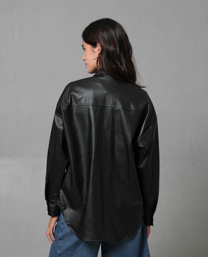 Camisa efecto cuero con bolsillos en frente para mujer