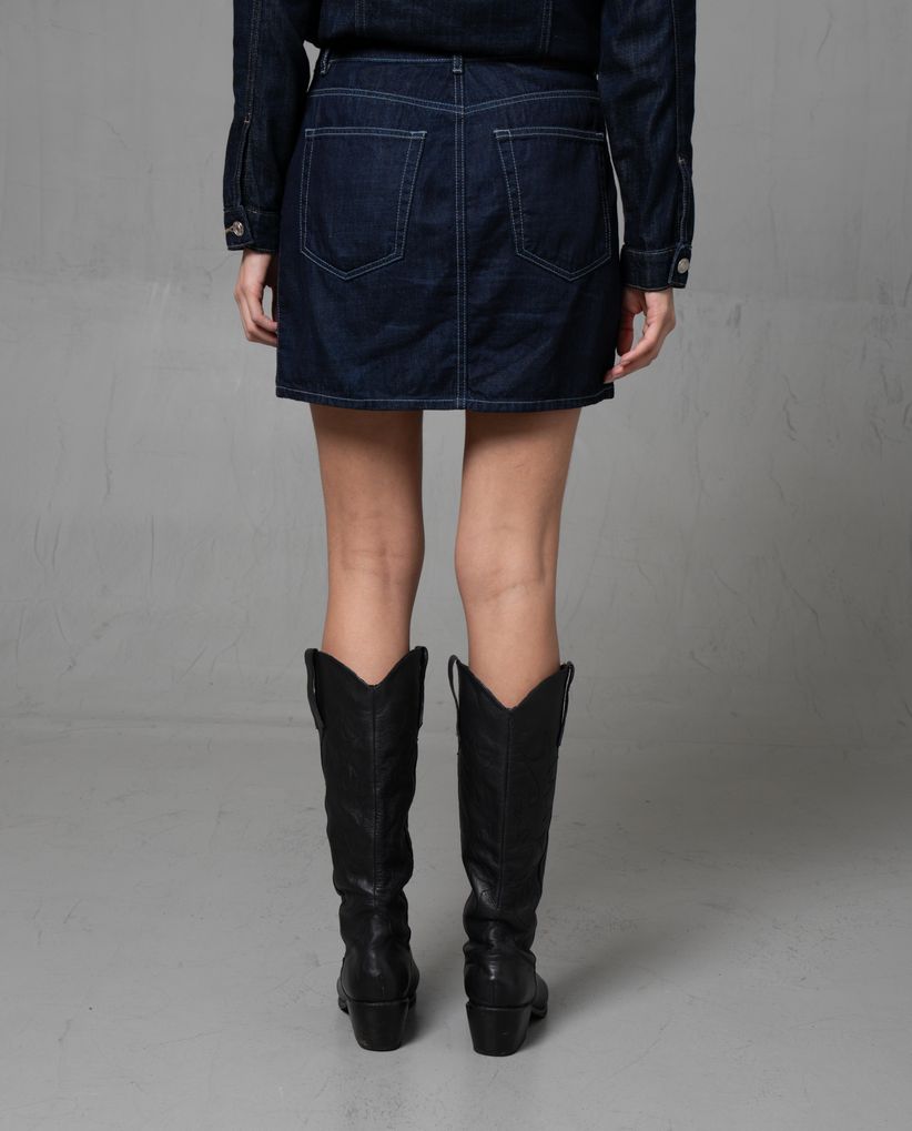 Falda corta tono raw para mujer