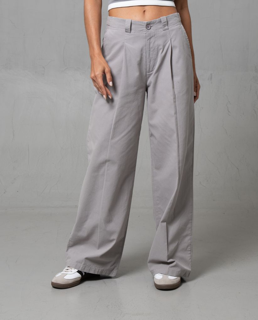 Pantalón con prenses y charretera decorativa para mujer