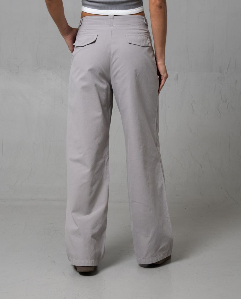 Pantalón con prenses y charretera decorativa para mujer