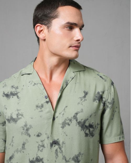 Camisa tipo Resort estampada para hombre