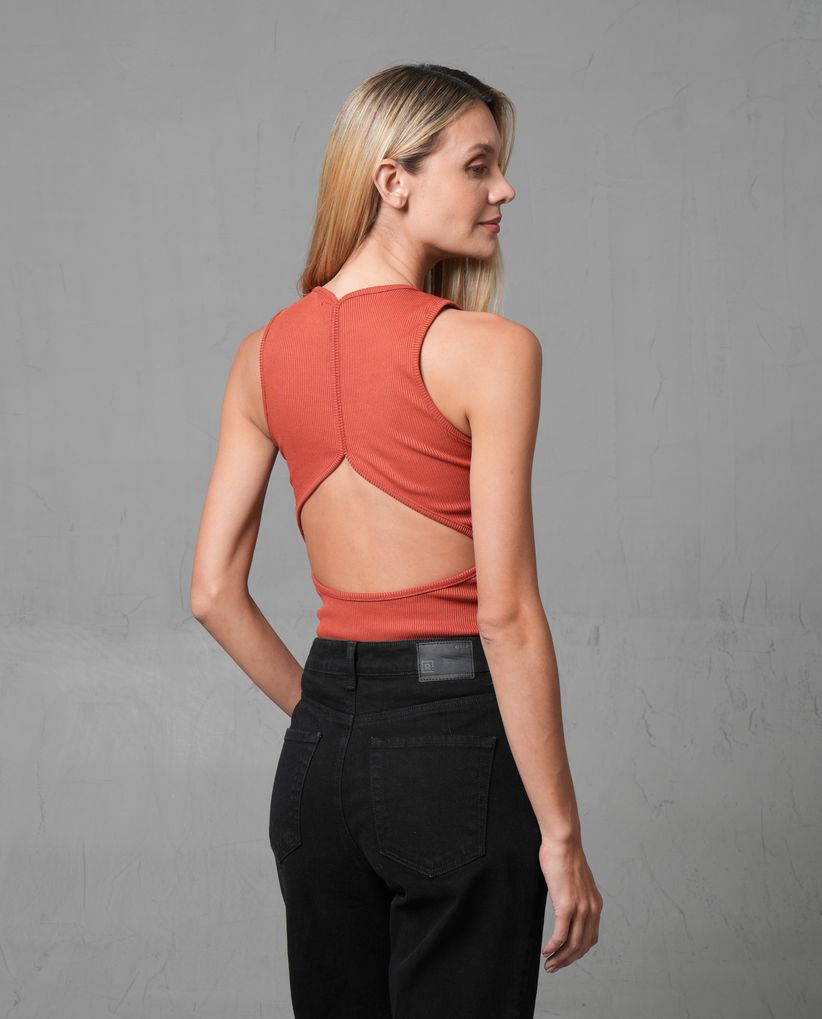 Camiseta en rib con escote en espalda para mujer