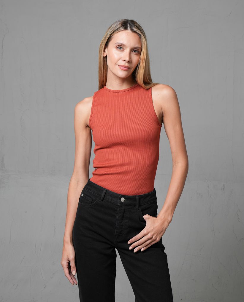 Camiseta en rib con escote en espalda para mujer