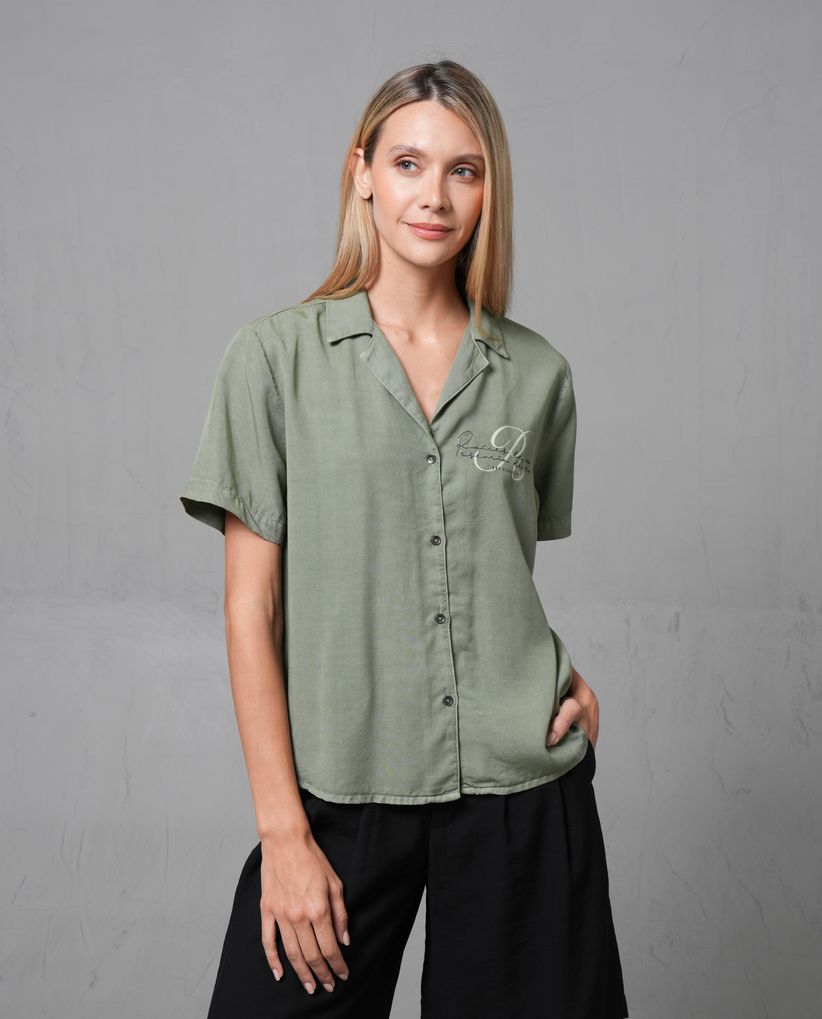 Camisa tipo Resort con bordado para mujer
