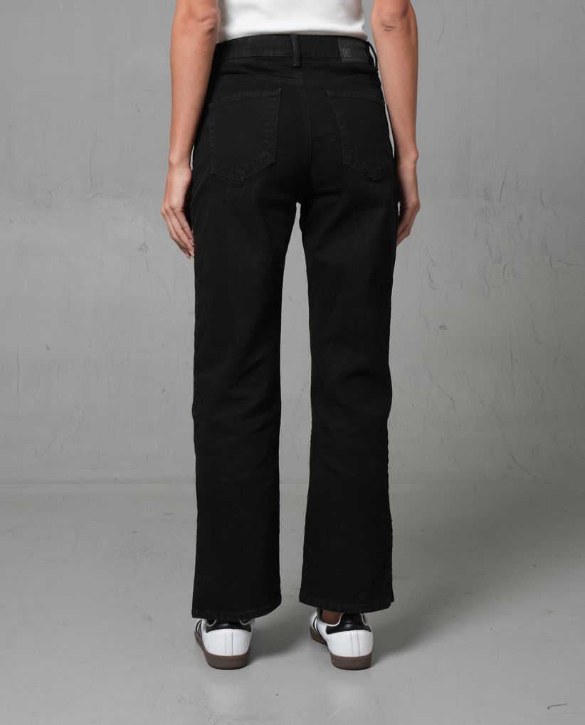 Jean Straight en black denim para mujer