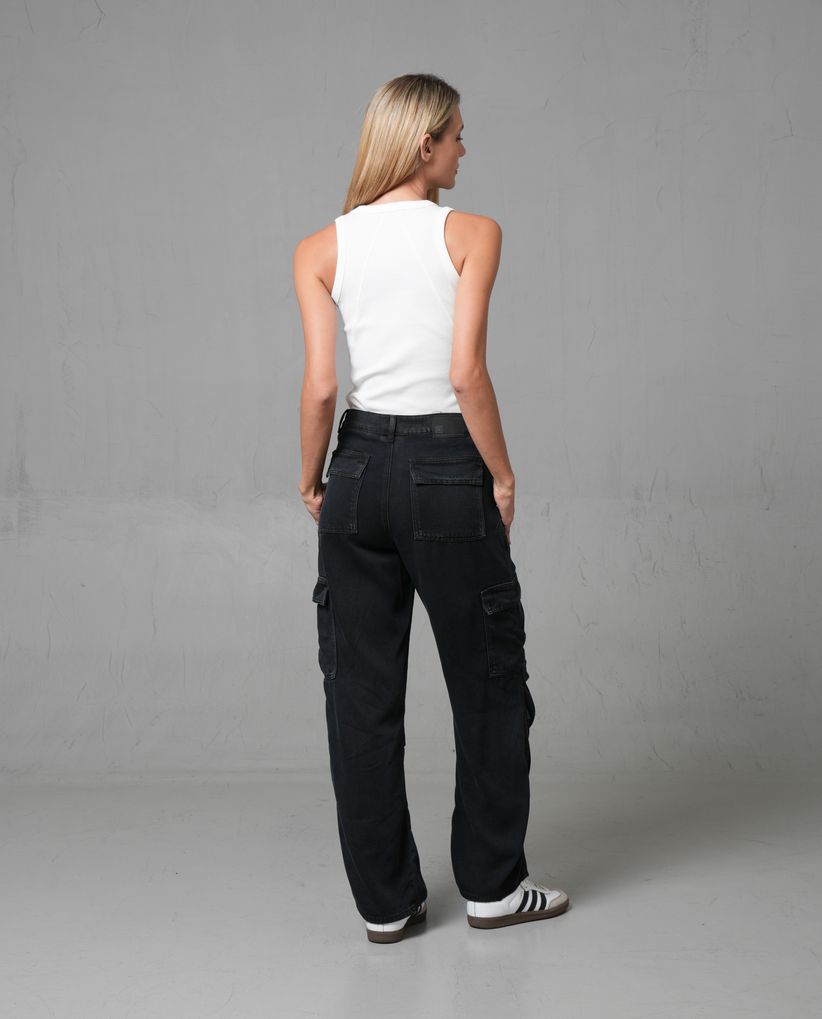 Jean Cargo en black denim para mujer