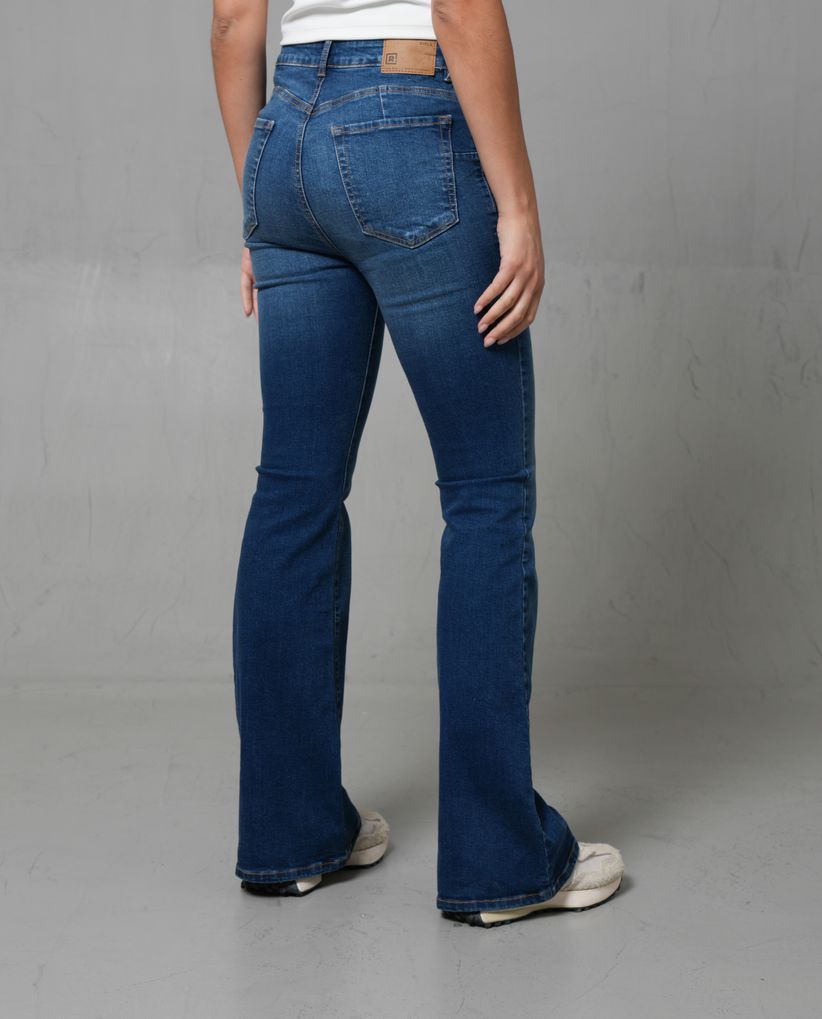 Jean Flare tono oscuro para mujer