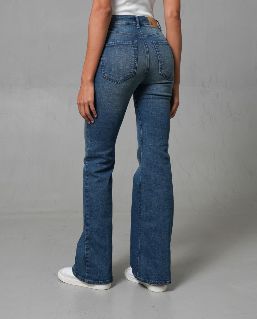 Jean Flare tono medio con iluminaciones para mujer