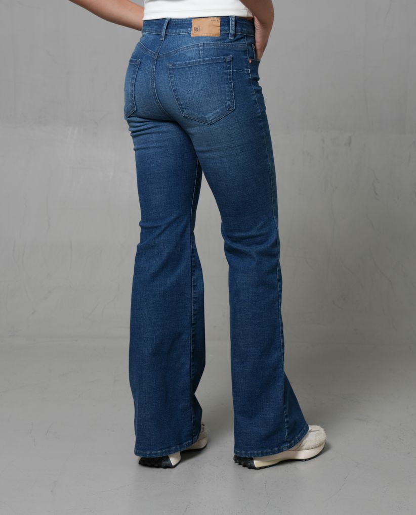 Jean Magic Up con bota flare para mujer