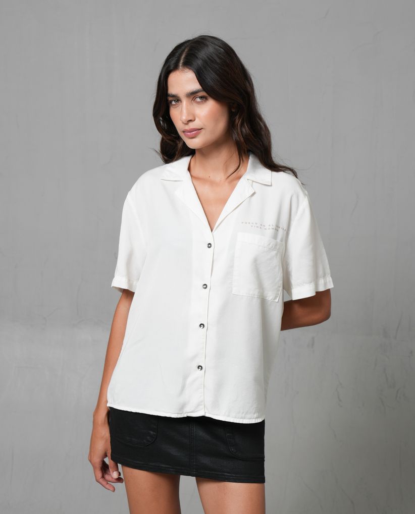 Camisa tipo resort con estampado y bordado para mujer