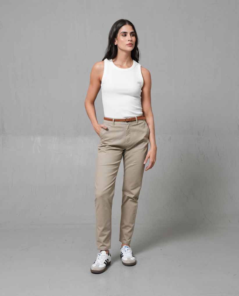Pantalón chino con correa para mujer
