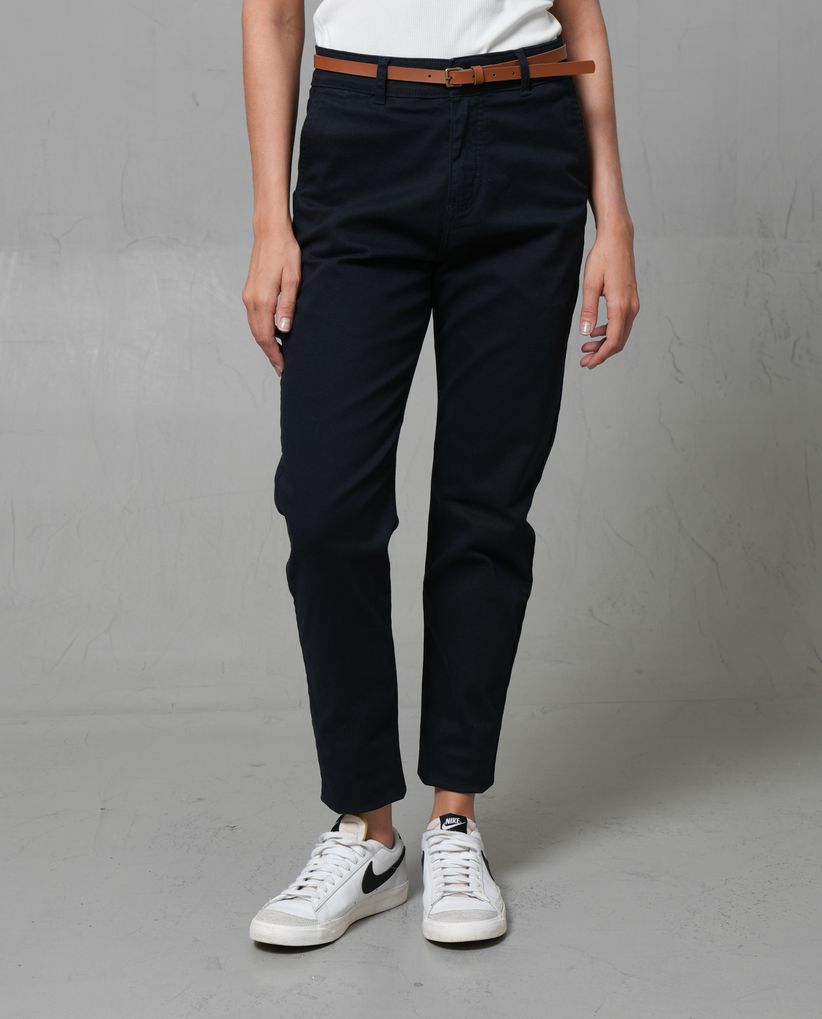 Pantalón chino con correa para mujer