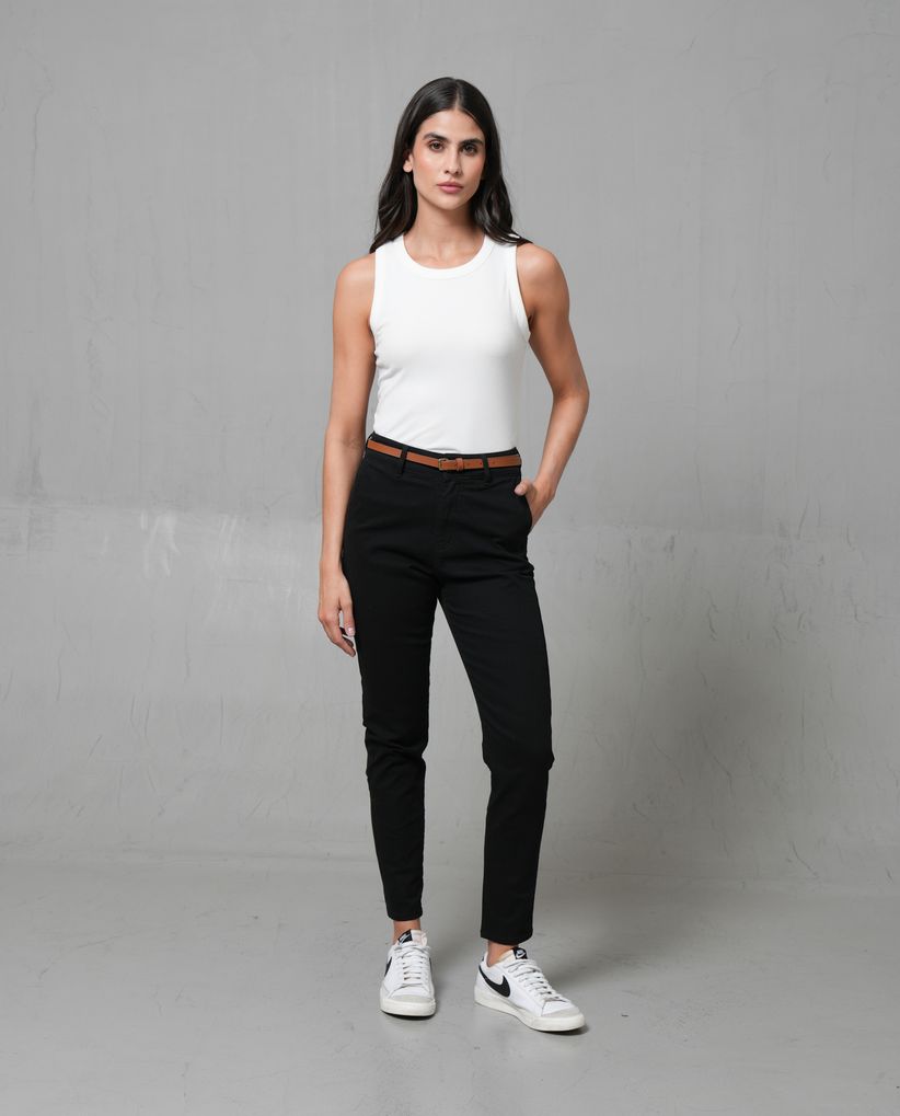 Pantalón chino con correa para mujer