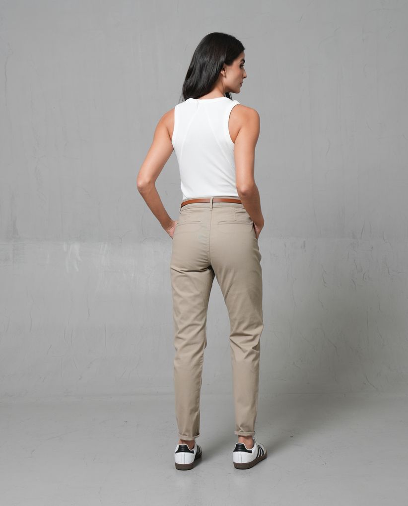 Pantalón chino con correa para mujer