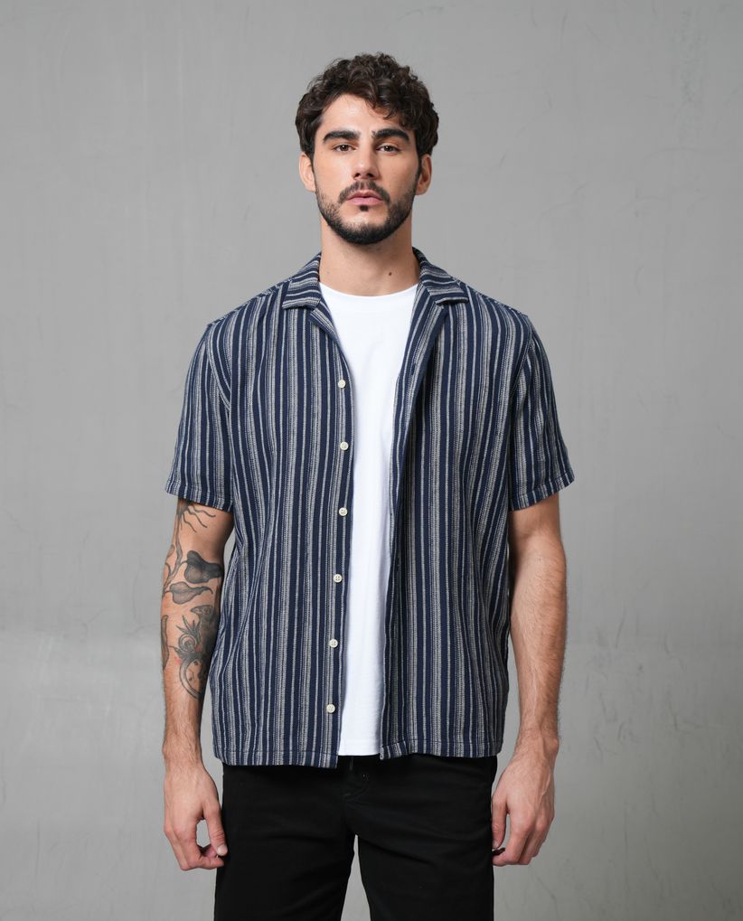 Camisa tipo Resort con diseño a rayas para hombre