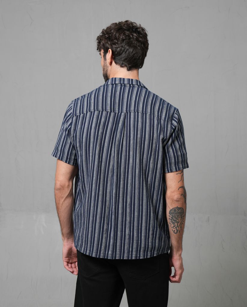 Camisa tipo Resort con diseño a rayas para hombre