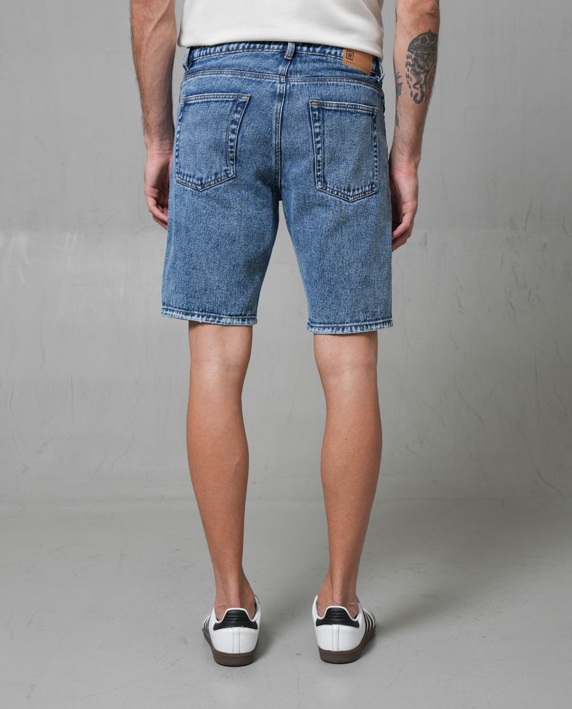 Bermuda en denim tono medio para hombre