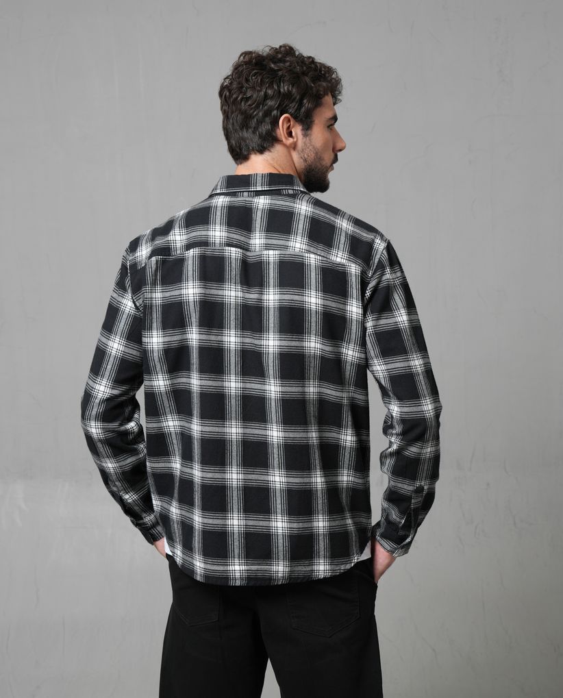 Camisa con diseño a cuadros para hombre