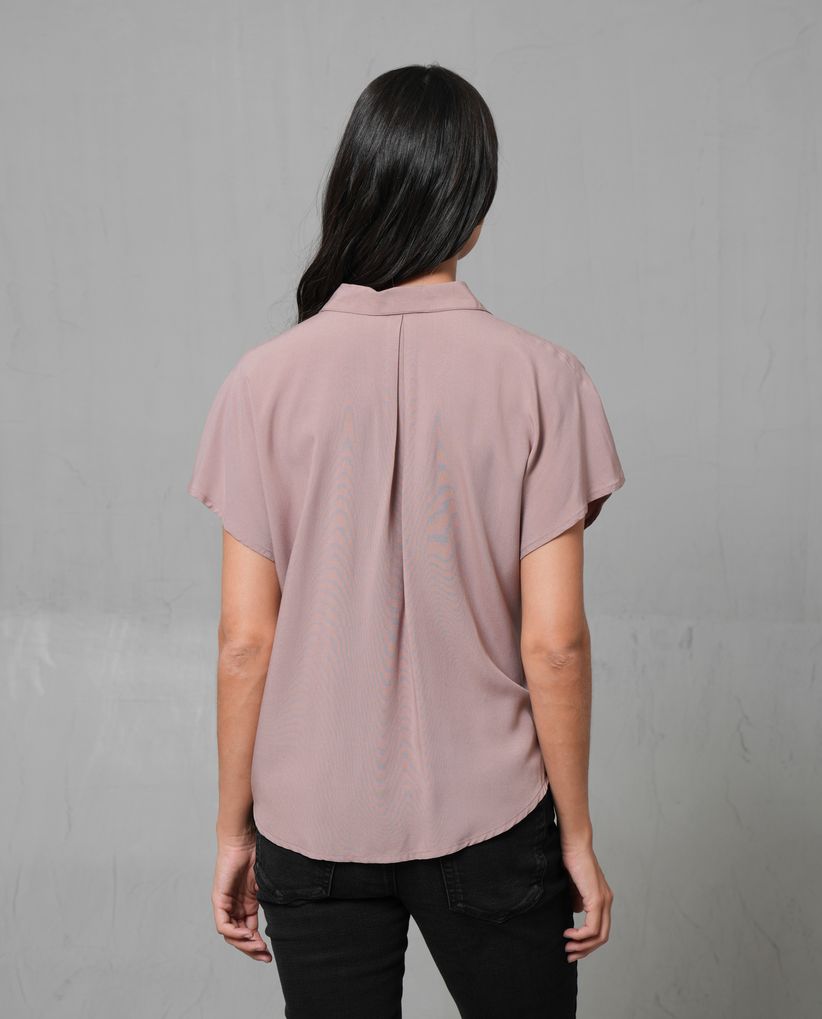 Camisa de manga rodada liviana para mujer