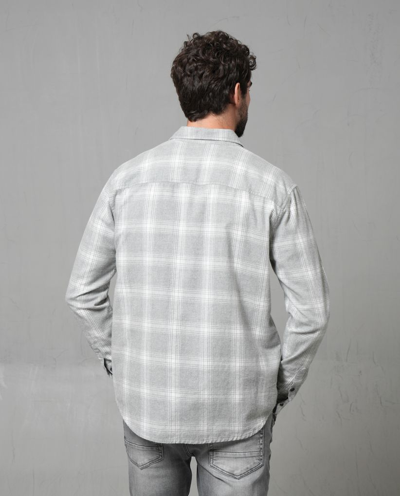 Camisa con diseño a cuadros para hombre