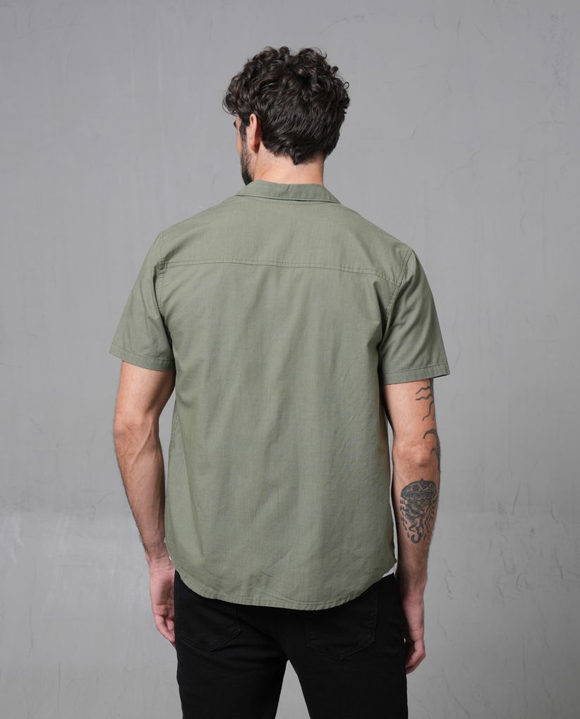 Camisa con bolsillo de parche para hombre