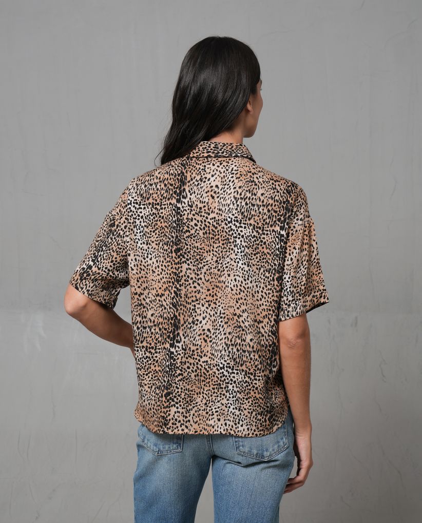 Camisa cuello camisero animal print para mujer