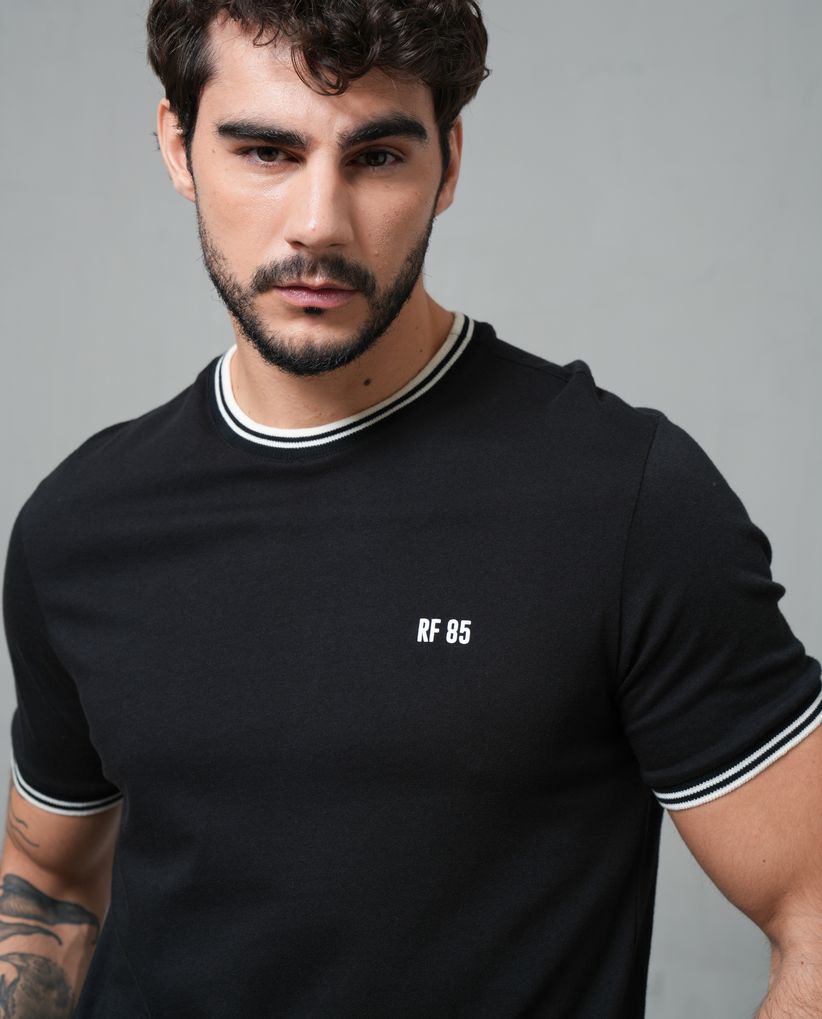 Camiseta con cuello y puños en contraste para hombre