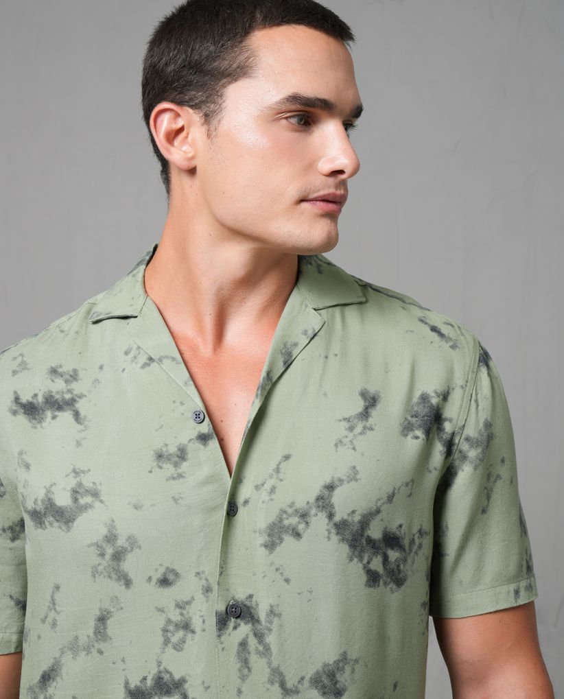 Camisa tipo Resort estampada para hombre