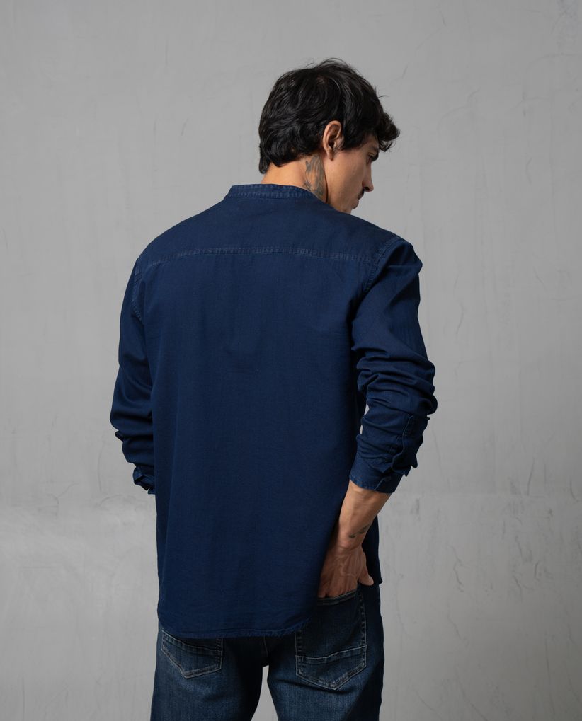 Camisa de cuello neru con textura a rayas para hombre